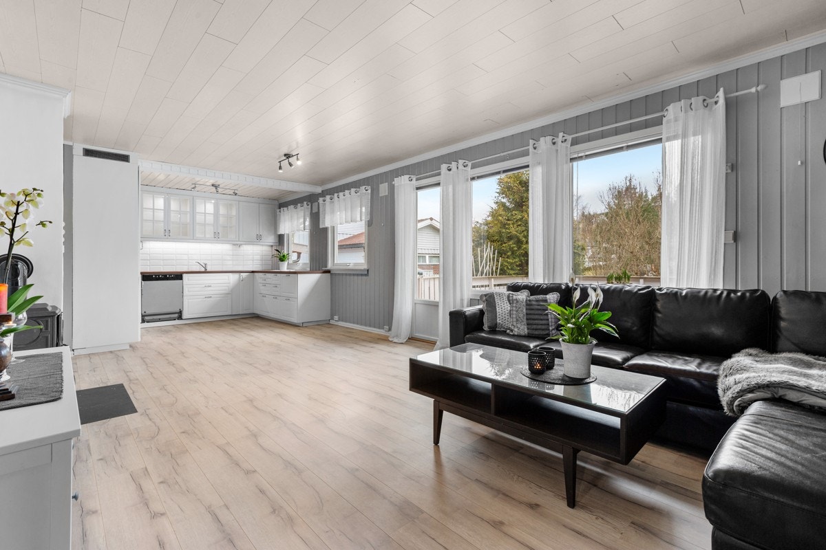 Store vindusflater sørger for godt naturlig lysinnfall. Galleribilde