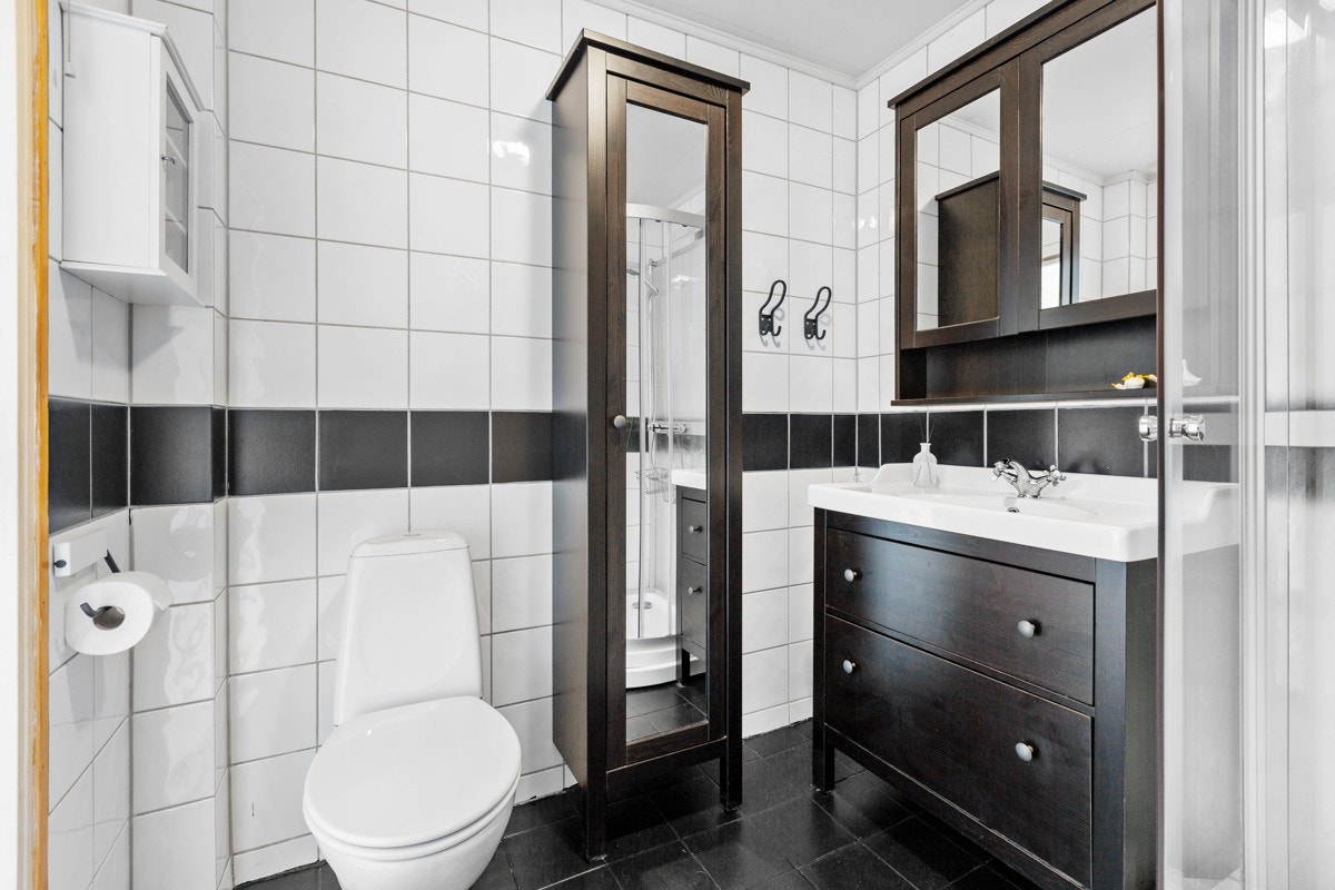 For øvrig har badet toalett, opplegg for vaskemaskin og lun gulvvarme. Galleribilde