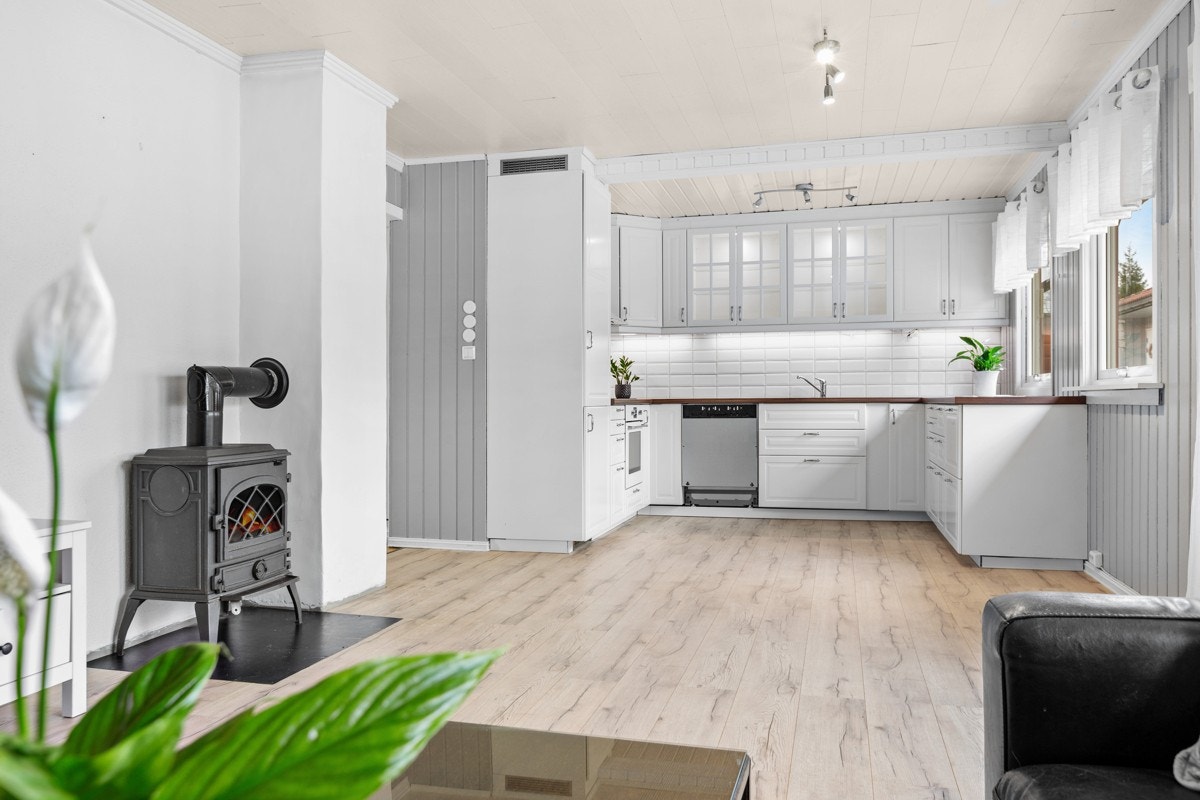 Boligen har en romslig og tiltalende stue som ligger i åpen løsning til kjøkkenet. Galleribilde