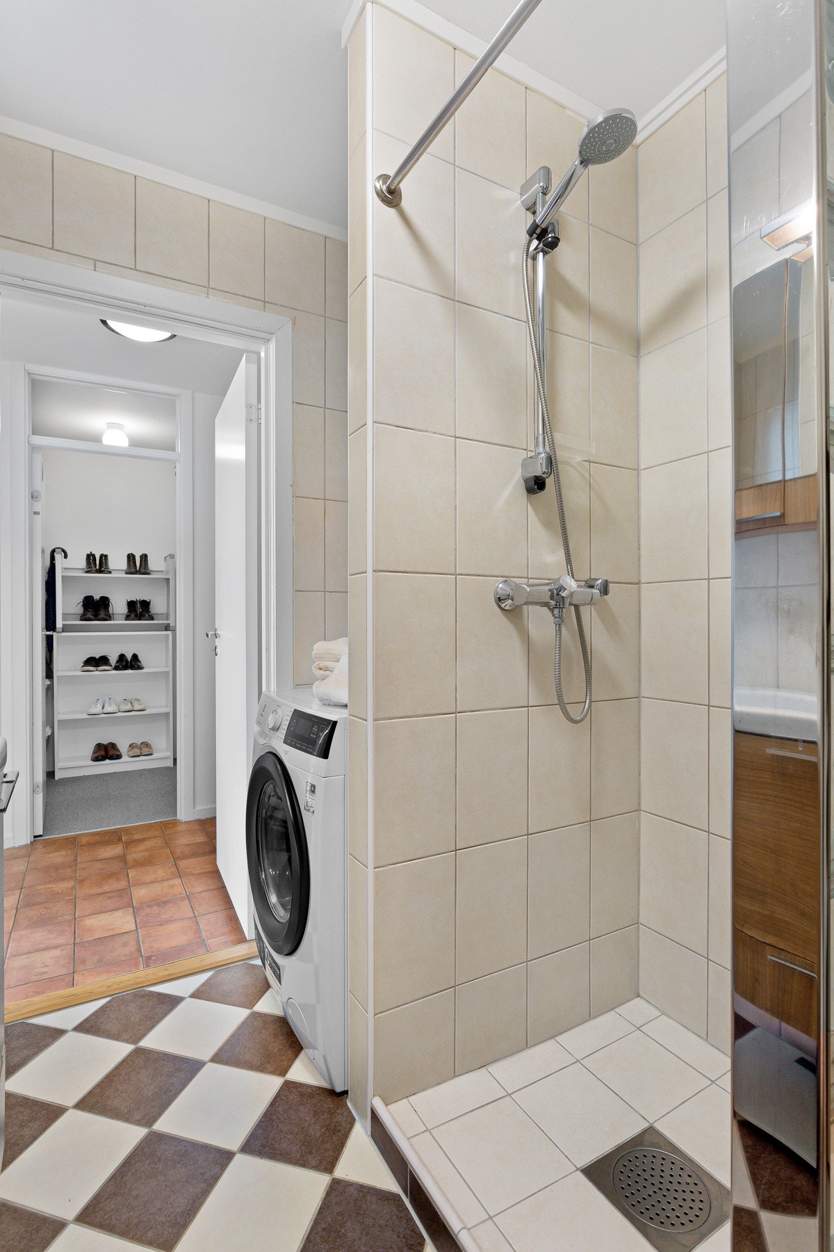 Romslig flislagt dusjnisje. Galleribilde