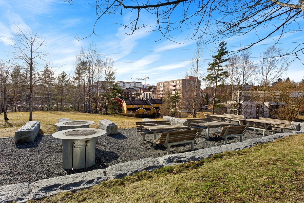 Borettslagets forseggjorte uteområder har blant annet felles utegriller og sittegrupper. Galleribilde