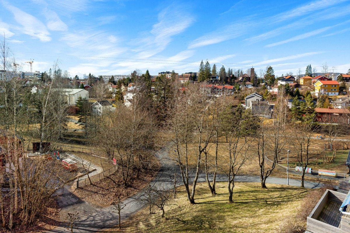 Uteplassen byr på nydelig utsikt til grønne friarealer, idylliske Mærradalen, og til Røa. Galleribilde