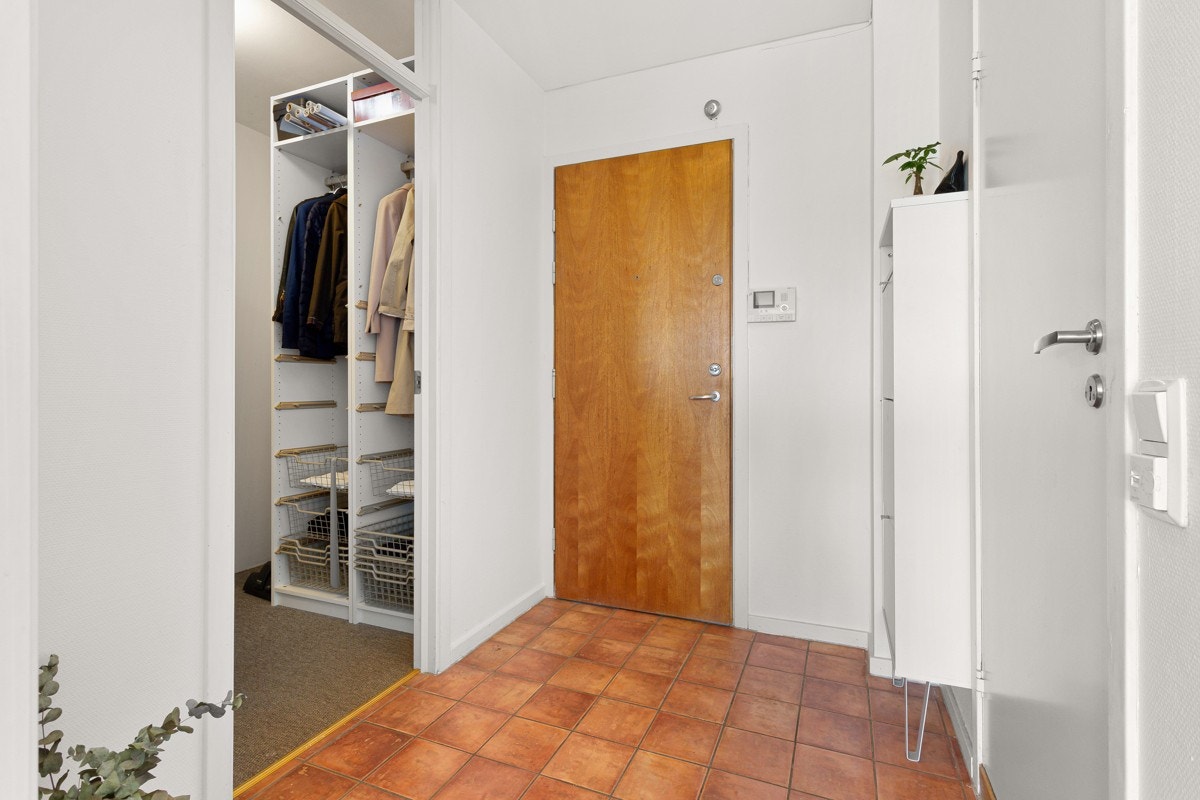 I entreen finnes det dørcalling med monitor, og et hendig skoskap. Galleribilde