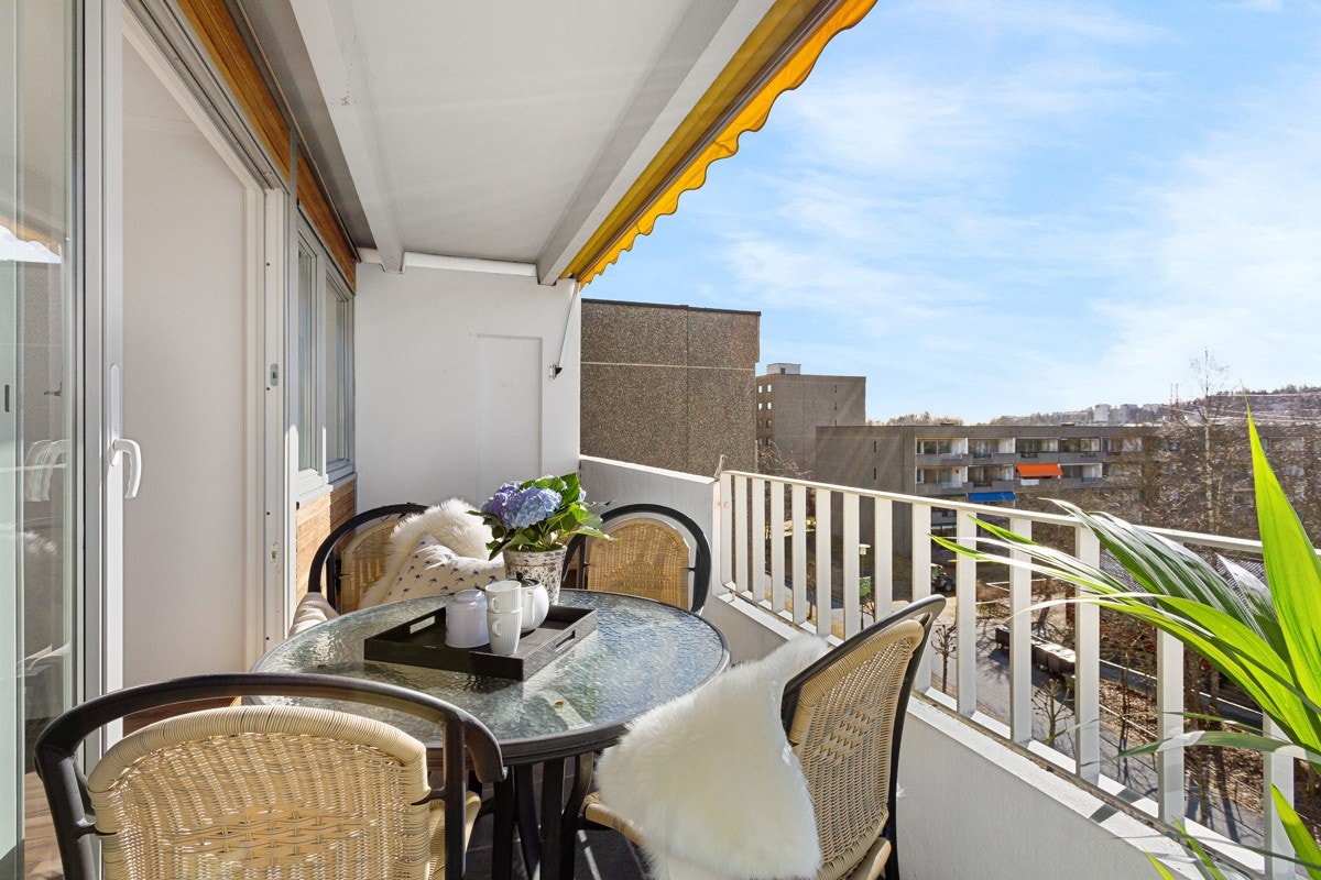 Kristine Følkner, Privatmegleren Scenario Røa ønsker velkommen til lys og trivelig 2-roms i toppetasje med solrik sydvestvendt med fritt utsyn. Galleribilde