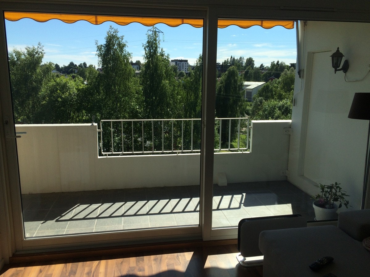 Store vindusflater sørger for mye lys og et avslappende utsyn til de frodige omgivelsene. (selgers egne bilde) Galleribilde