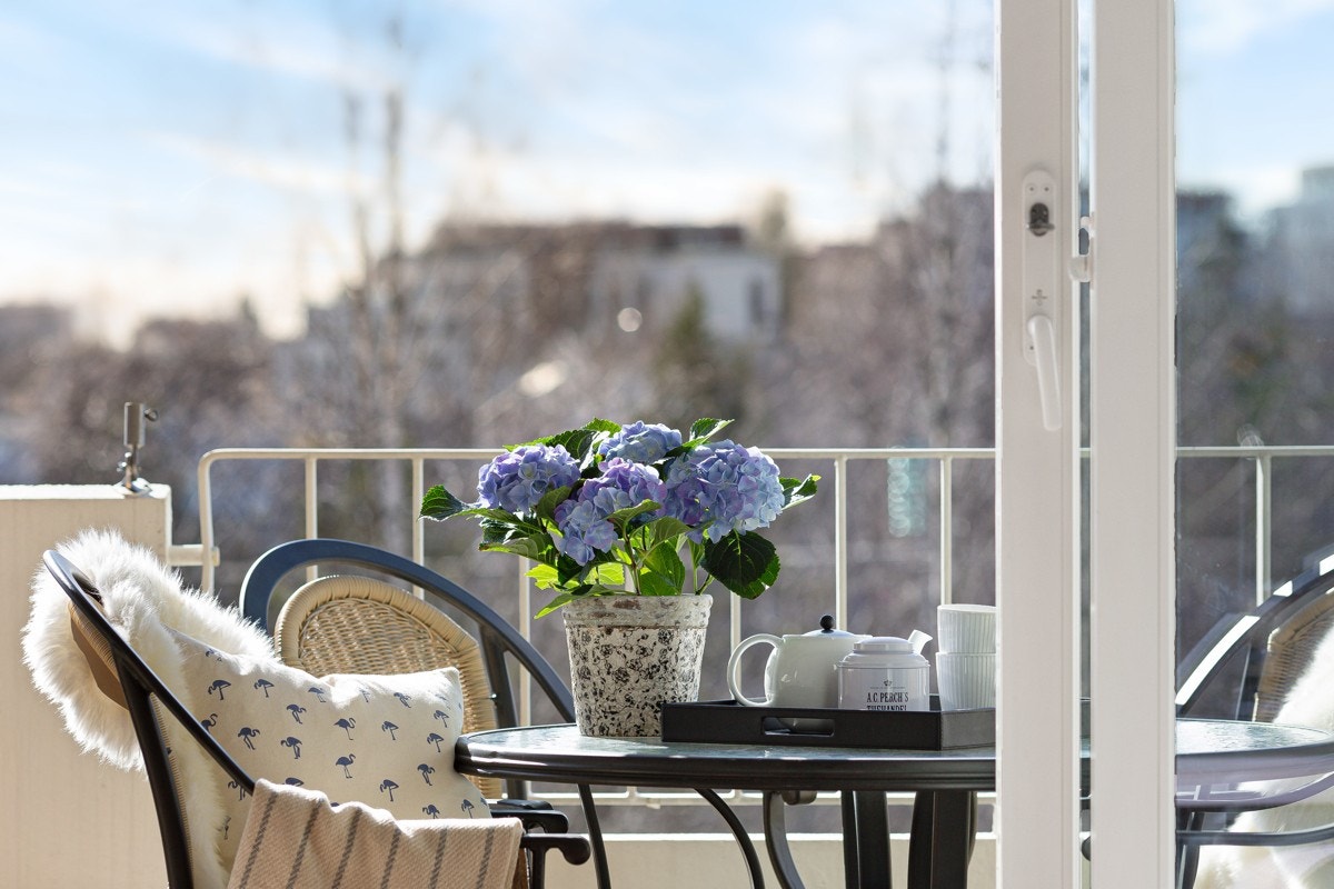 På sommerstid kan måltider med fordel legges til balkongen. Galleribilde