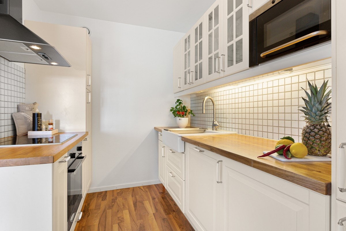 Kjøkkenet ble oppgradert med ny innredning og integrerte hvitevarer fra Ikea i 2008. Galleribilde