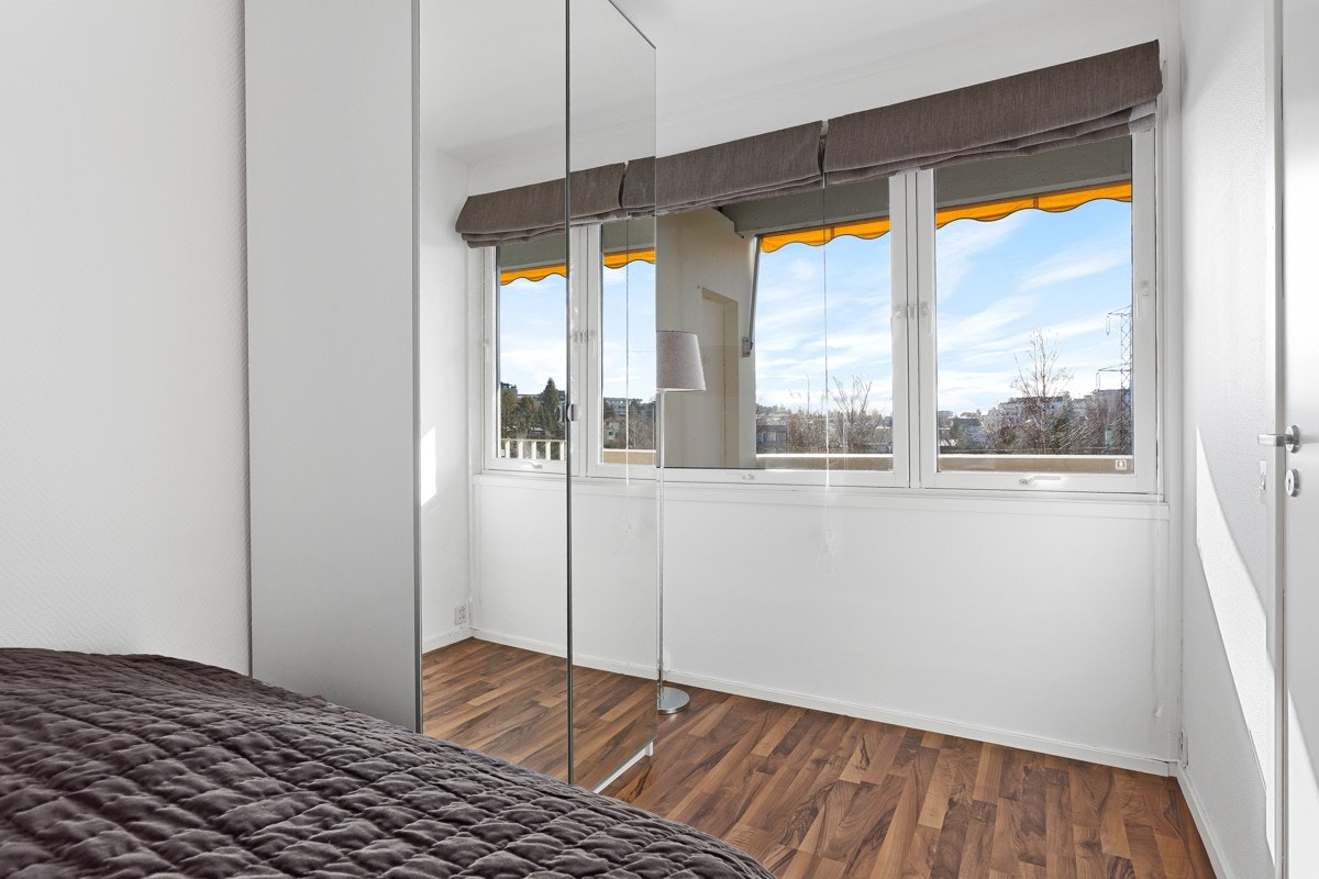 I soverommet er det godt med oppbevaringsplass i en dobbel speildørsgarderobe. Galleribilde