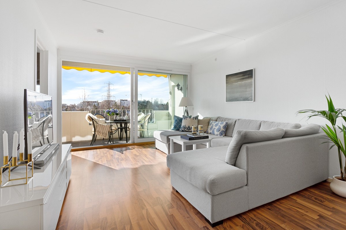 Leiligheten har en attraktiv intern beliggenhet i borettslaget uten direkte innsyn og med flott utsyn over nærområdet. Veldrevet og godt vedlikeholdt borettslag. Galleribilde