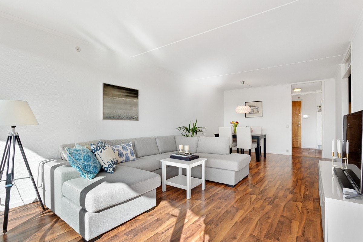 Stuen har en romslig, rektangulær form som gjør det enkelt å innrede med både sofaløsning og spisegruppe. Galleribilde