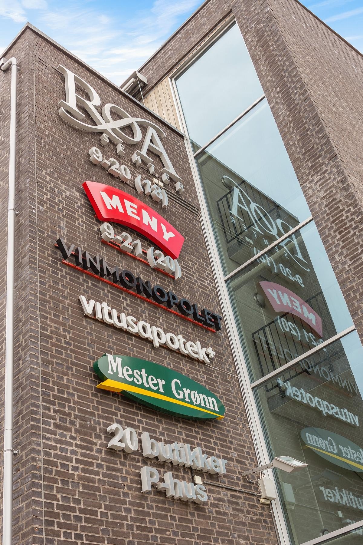 Røa Senter har et variert utvalg av servicetilbud, her ligger blant annet Meny og Vinmonopolet. Galleribilde