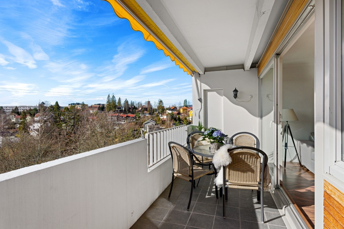 Balkongen er tilnærmet usjenert, så her kan sommerens finværsdager nytes i ro og mak. Galleribilde