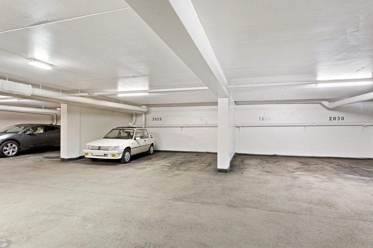 Det er parkering på reservert plass i felles garasjeanlegg i kjelleren, samt på utendørs gjesteparkering. Galleribilde