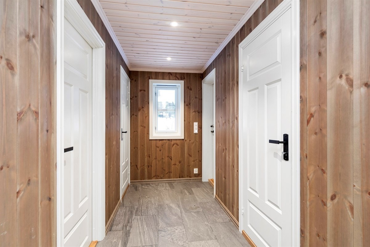 Via gangen får man tilgang til de øvrige rommene i hytta. Galleribilde