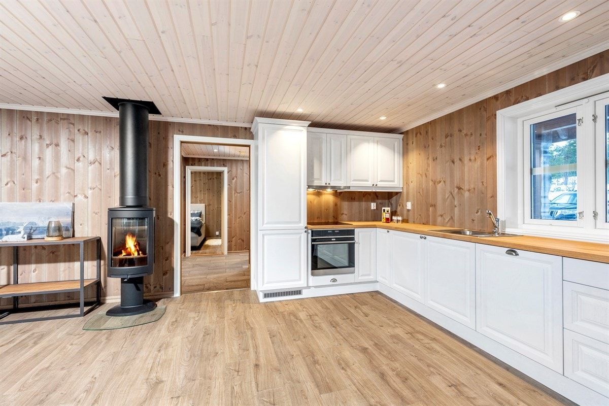 Kjøkkenet har åpen løsning og integrerte hvitevarer fra Gorenje. Galleribilde