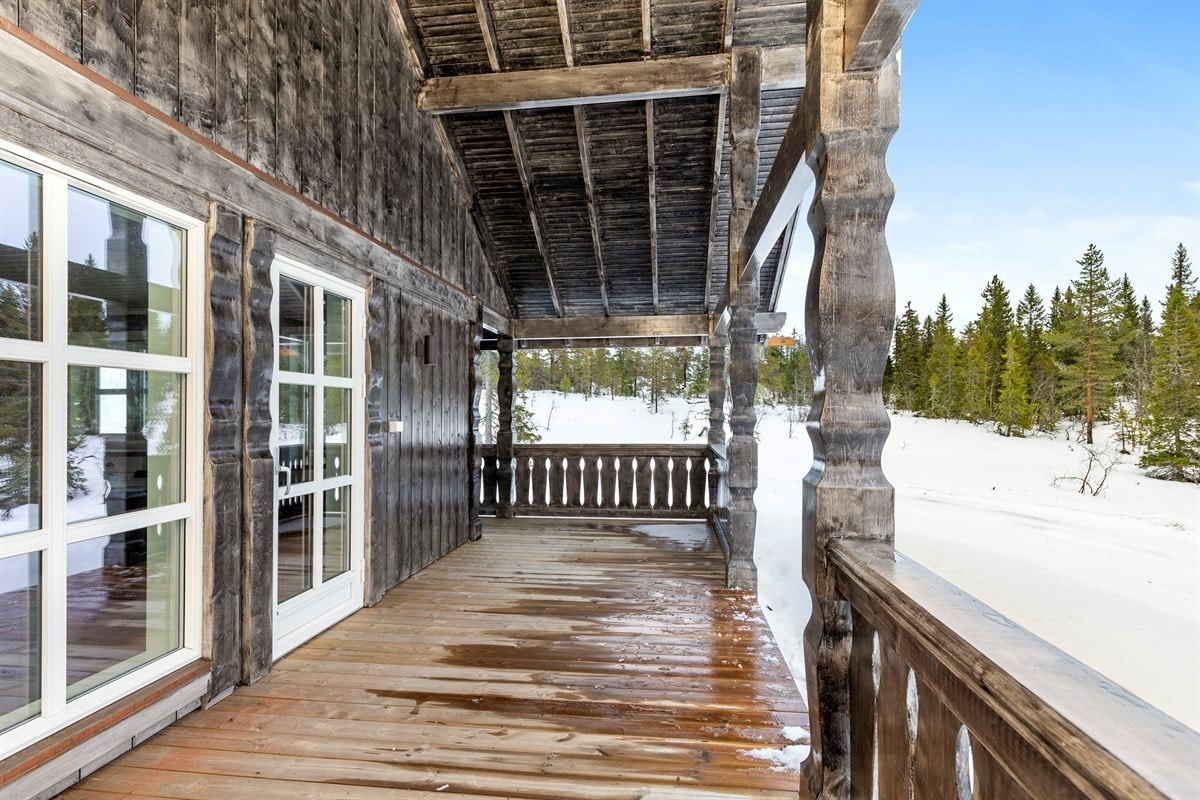 Terrassen strekker seg fra inngangspartiet til enden av kortsiden på motsatt ende av hytta. Galleribilde