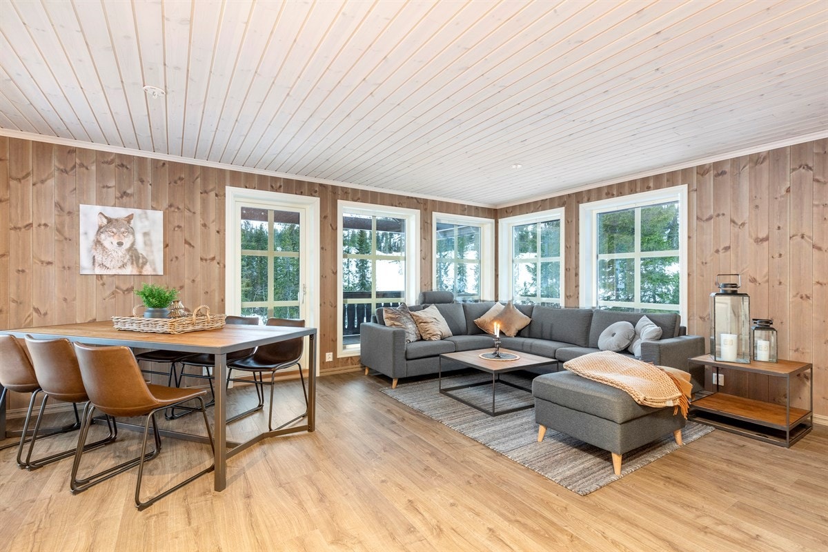 Møblene er kjøpt inn til hytta og følger kjøpet. Galleribilde