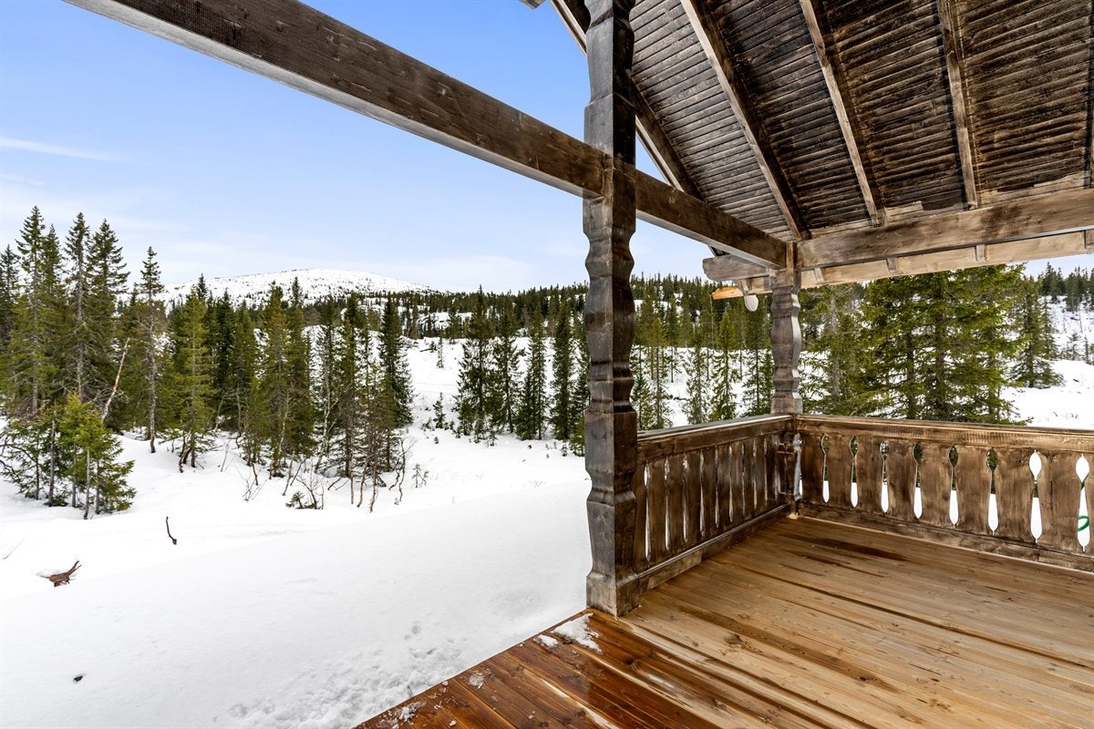 Fra terrassen er det fin utsikt mot Høgfjell (1010moh.) og ettusenogfemmeterhøgda. Galleribilde