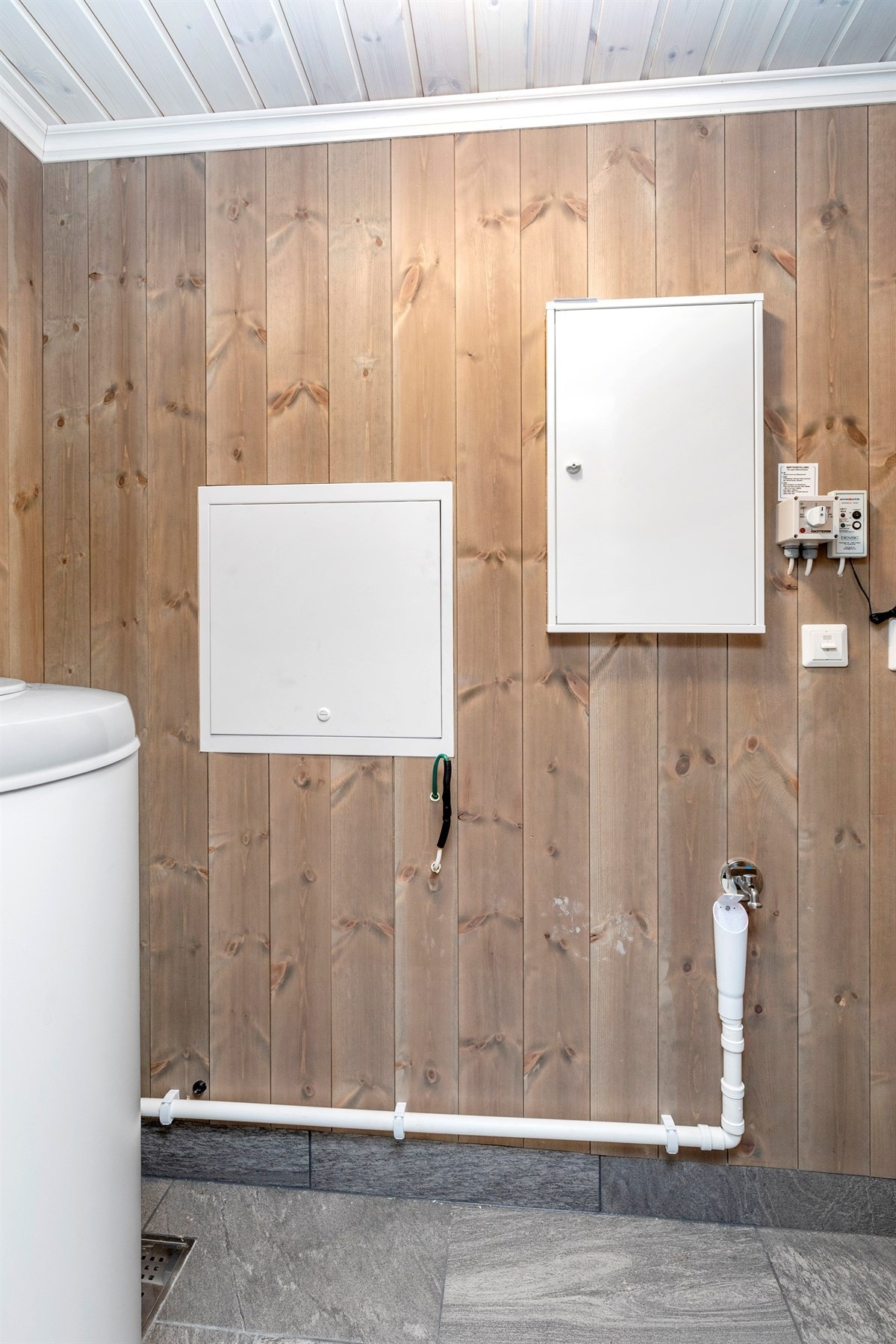 Praktisk bod/teknisk rom med opplegg for vaskemaskin. Her finner du bla. vannfordelingsskap, sikringsskap og varmtvannsbereder. Galleribilde