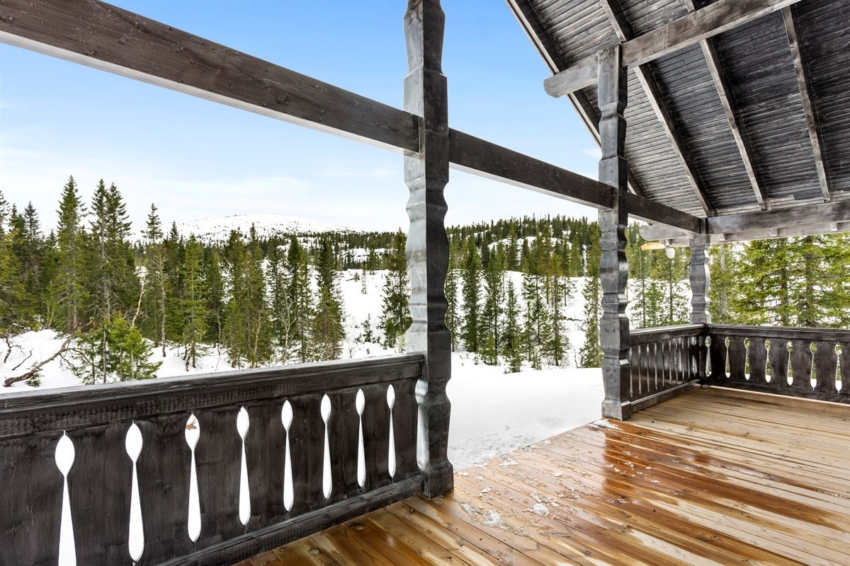 Fra stuen er det utgang til en stor overbygget terrasse på ca. 25,9 kvm. Galleribilde