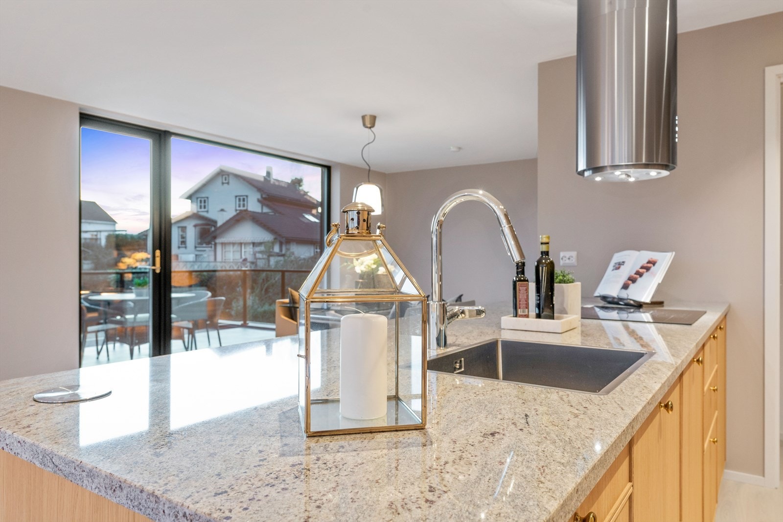 Fra kjøkken er det utgang til lun terrasse Galleribilde