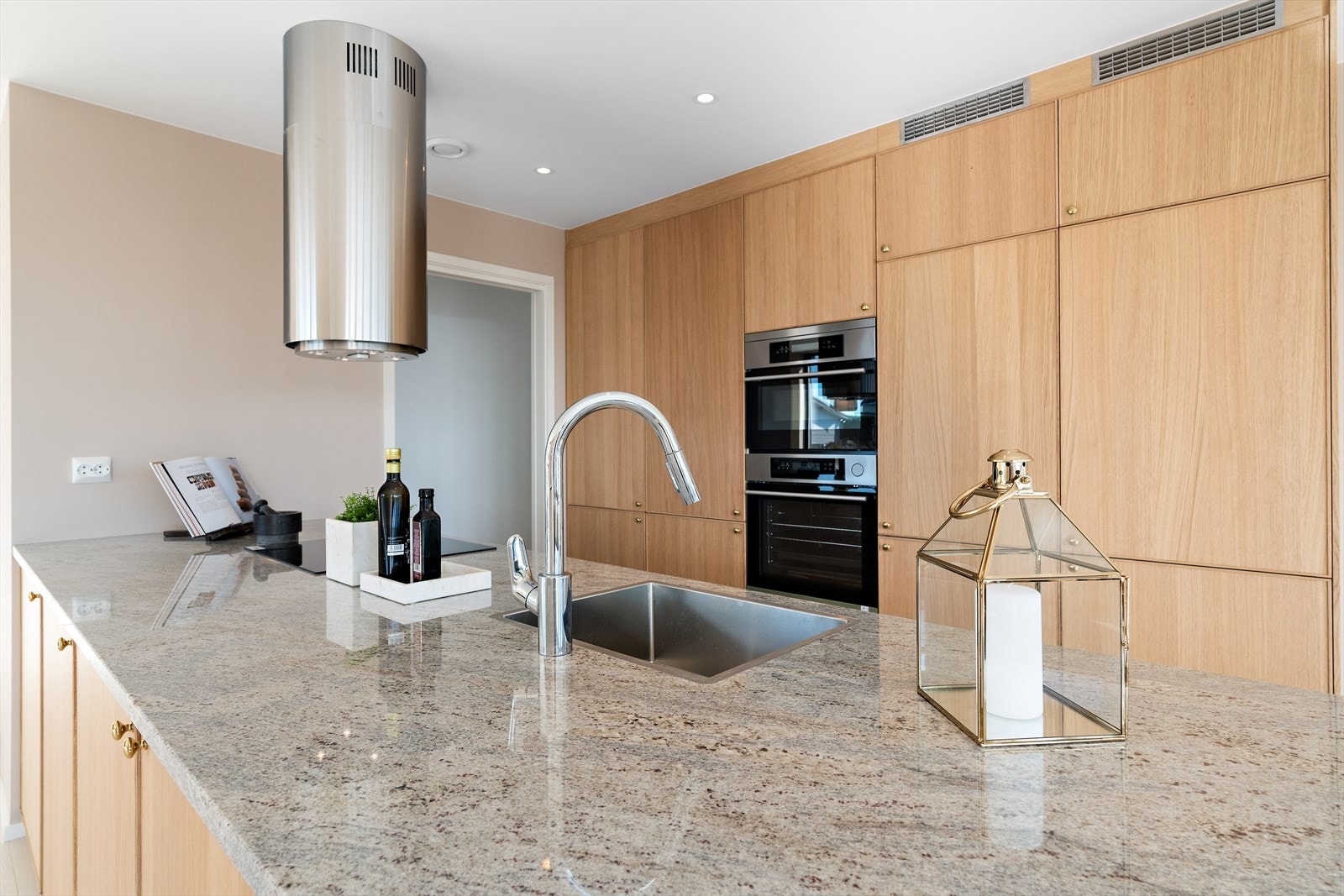 Moderne kjøkken med granitt benkeplate og integrerte hvitevarer Galleribilde