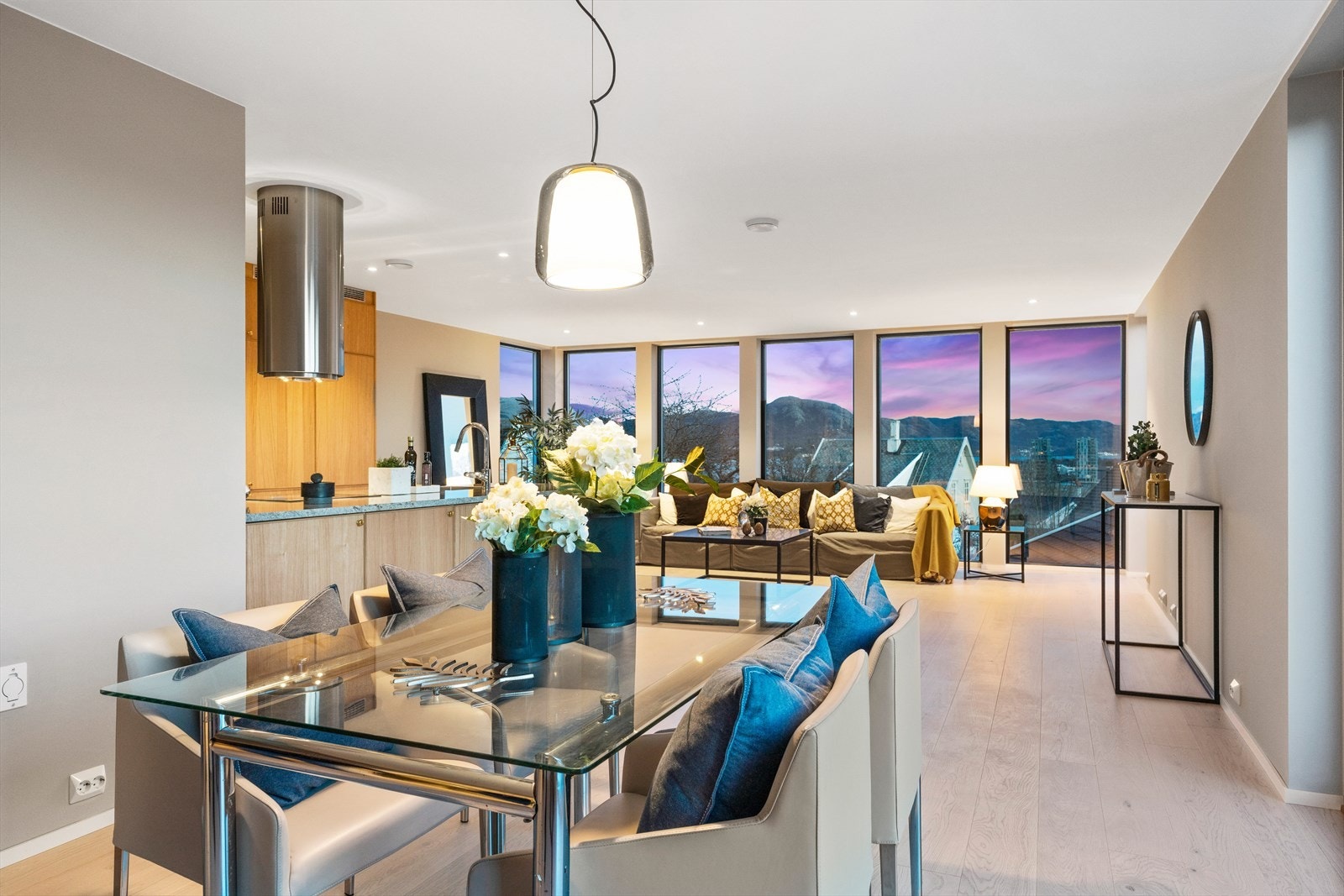 Stor stue med god plass til flere sittegrupper Galleribilde