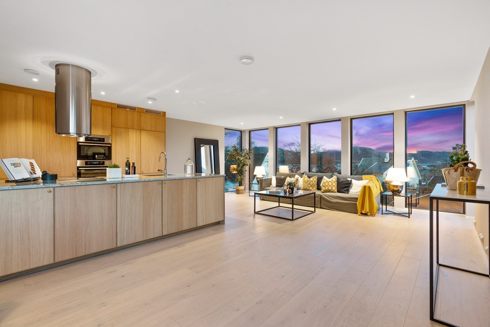 Stor åpen stue med nydelig utsikt Galleribilde