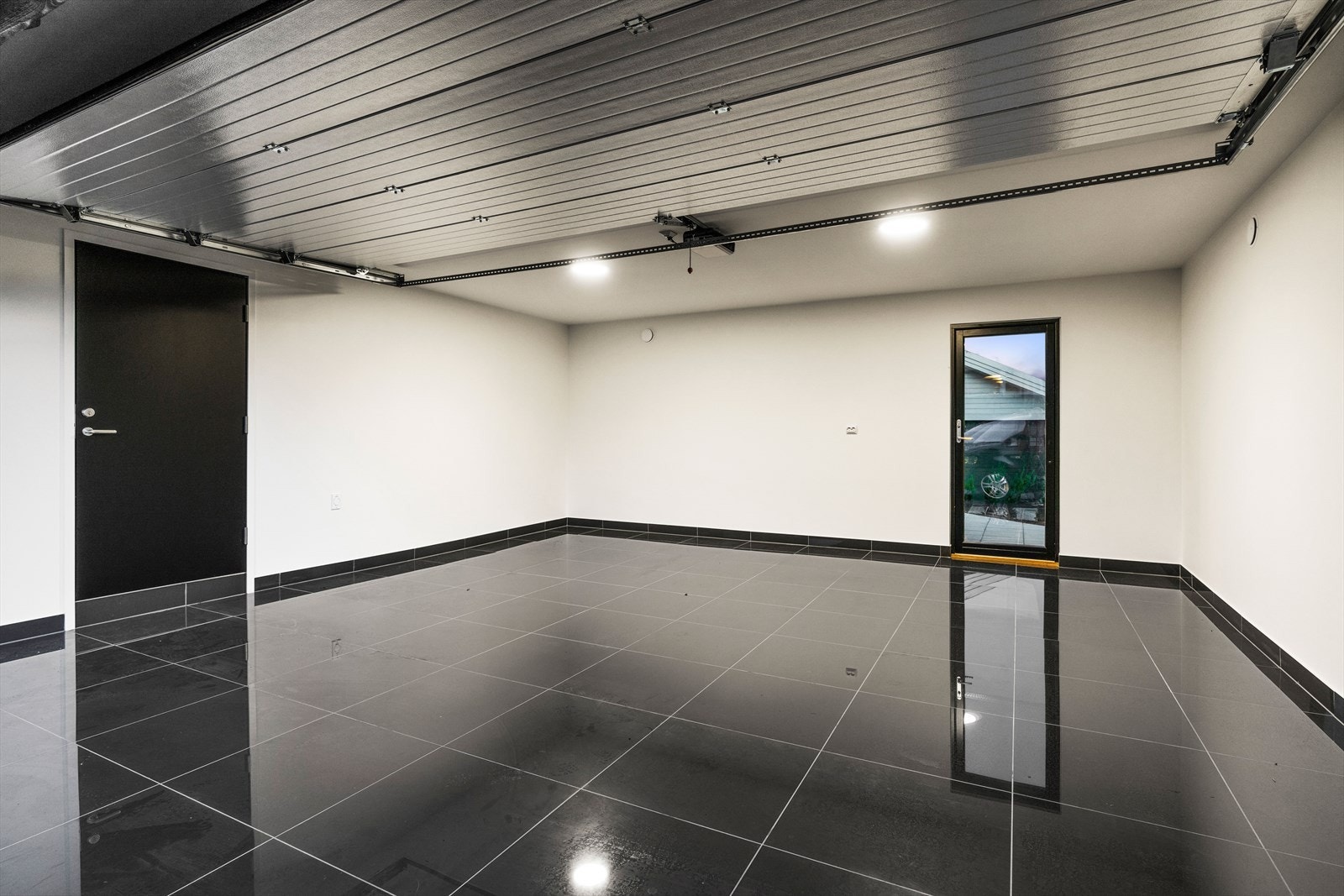 Stor dobbel og flislagt garasje Galleribilde