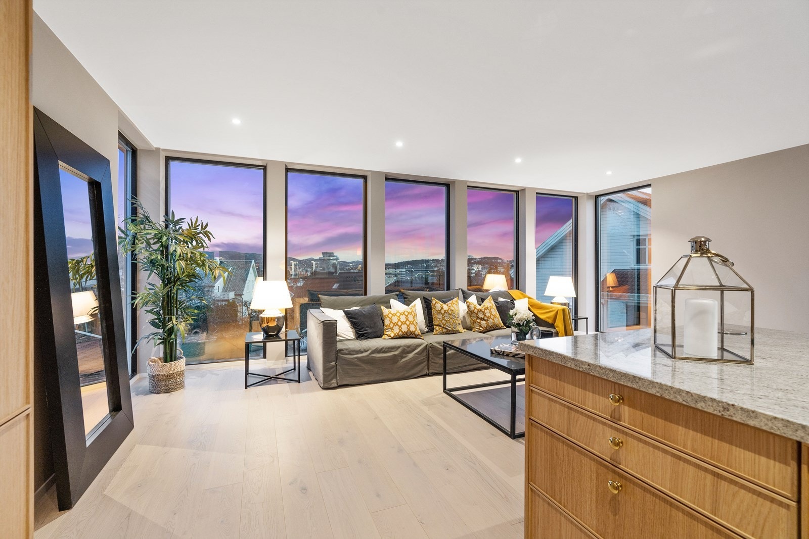 Store vindusflater hvor man kan nyte utsikten Galleribilde