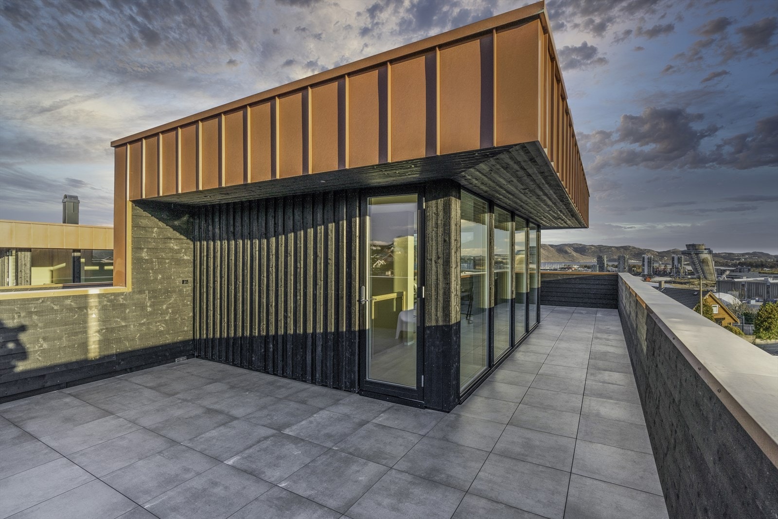 Luftig takterrasse med sol fra morgen til kveld Galleribilde