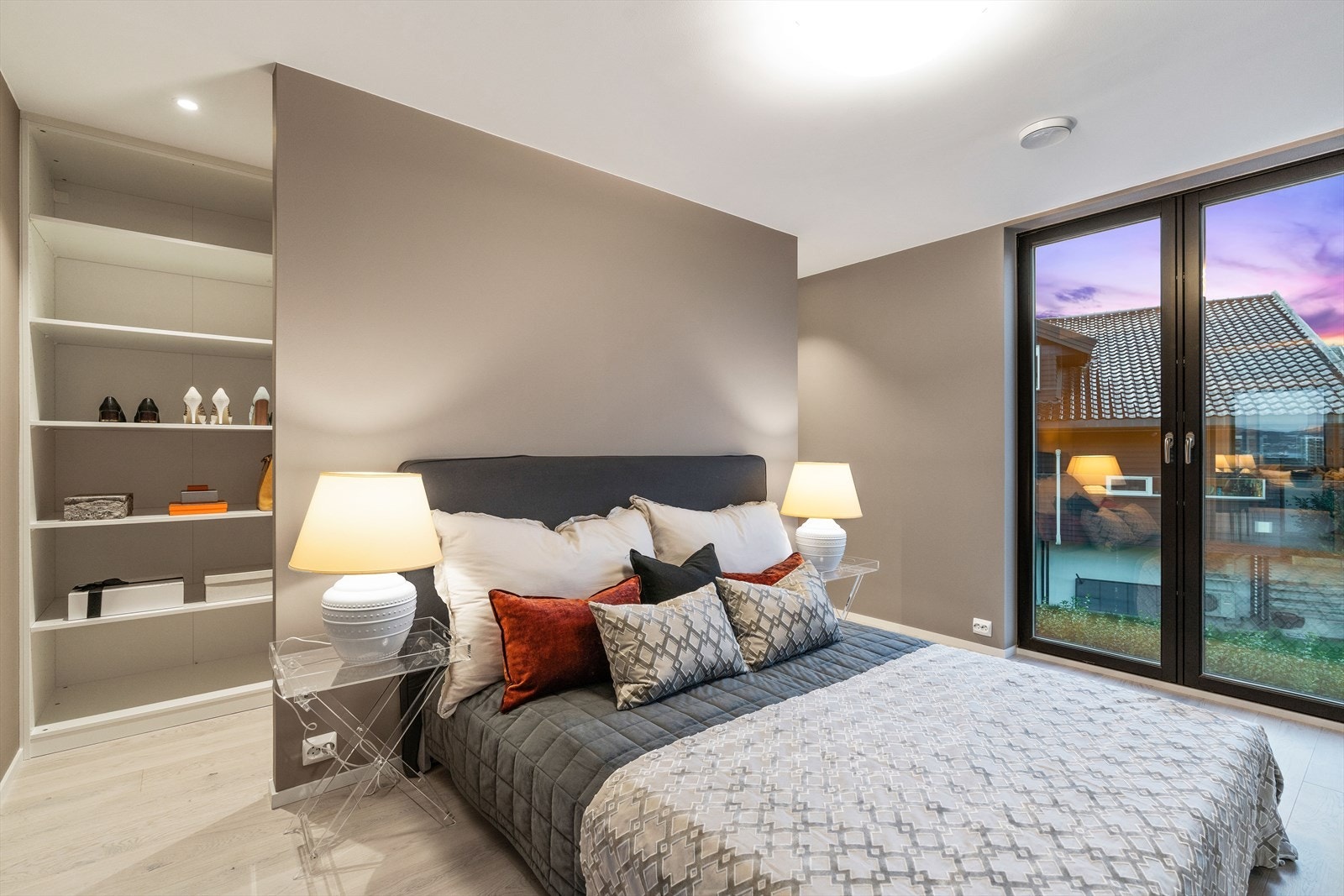 En suite har stor garderobe med god plass til klær i praktisk åpen løsning Galleribilde