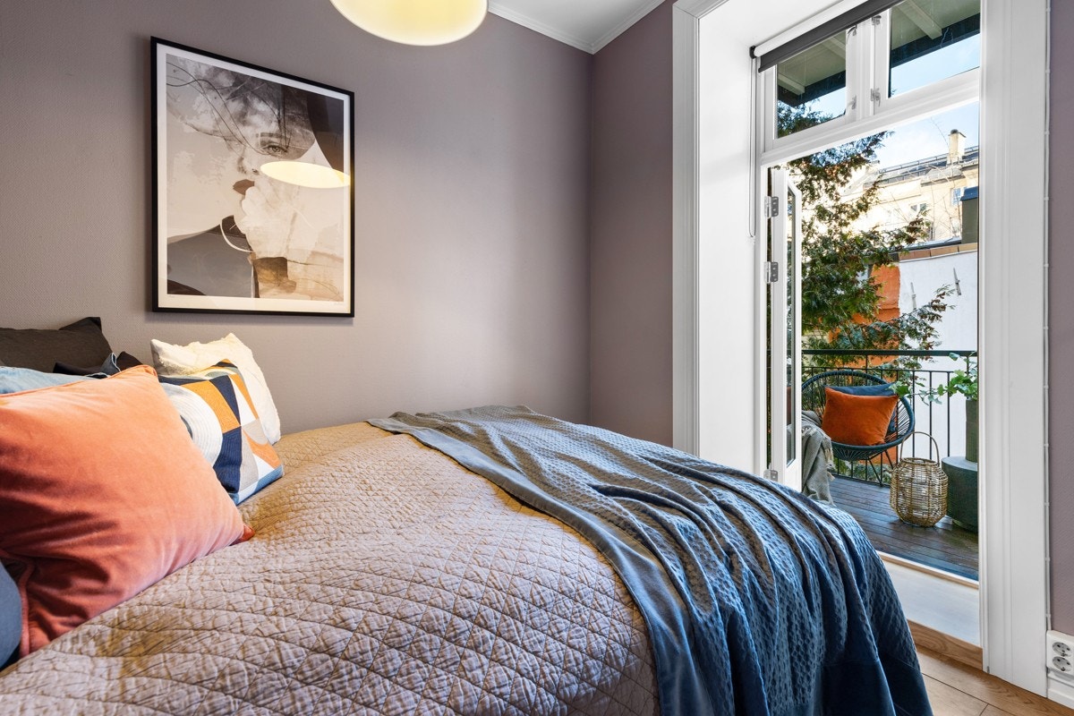 Hovedsoverommet er av romslig størrelse, hvor man fint kan innrede med både dobbeltseng og nattbord. Galleribilde