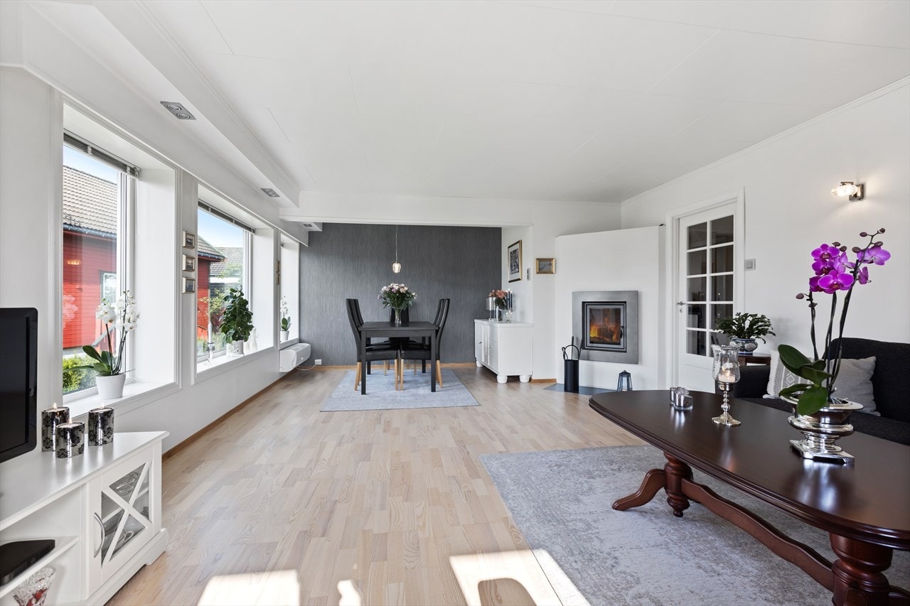 Romslig stue med store vindusflater Galleribilde