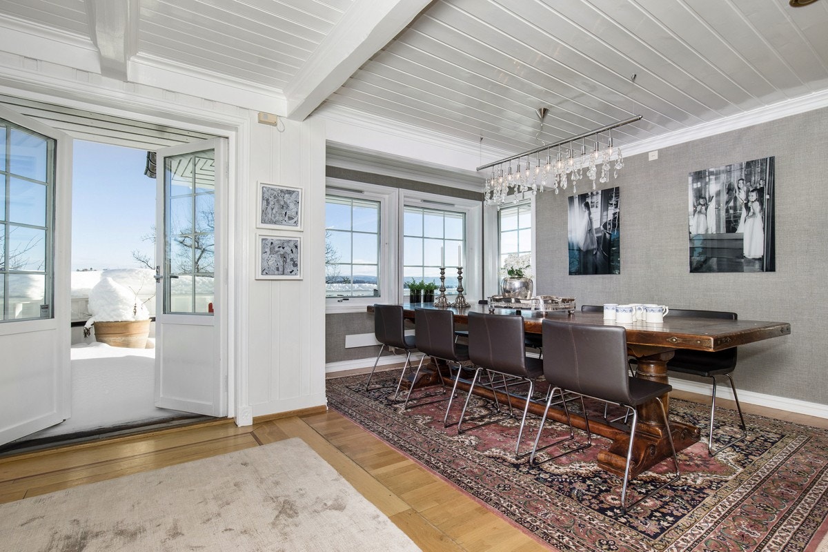 Spisetue, åpent mot kjøkken med utgang til terrassen Galleribilde