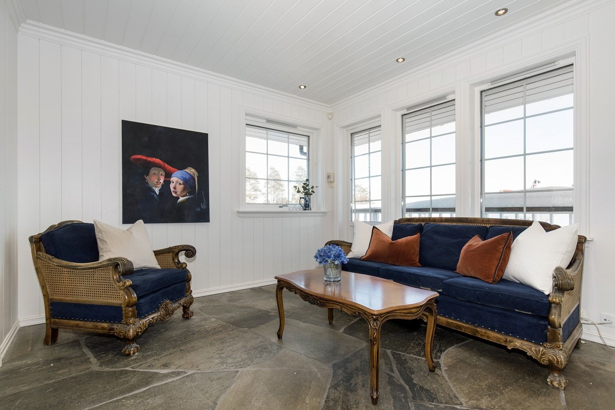 Stue i praktikantdel med engen inngang og utgang balkong Galleribilde