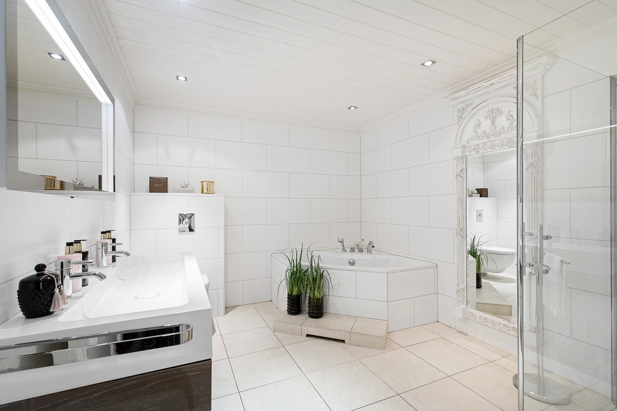 Hovedbad med dusj, vegghengt wc og boblebadekar Galleribilde