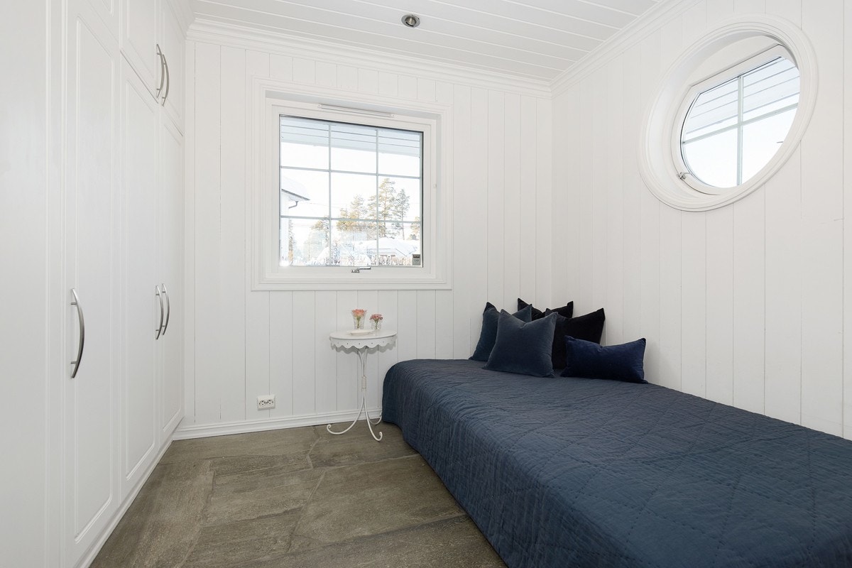 Soverom med skap i praktikantdel Galleribilde