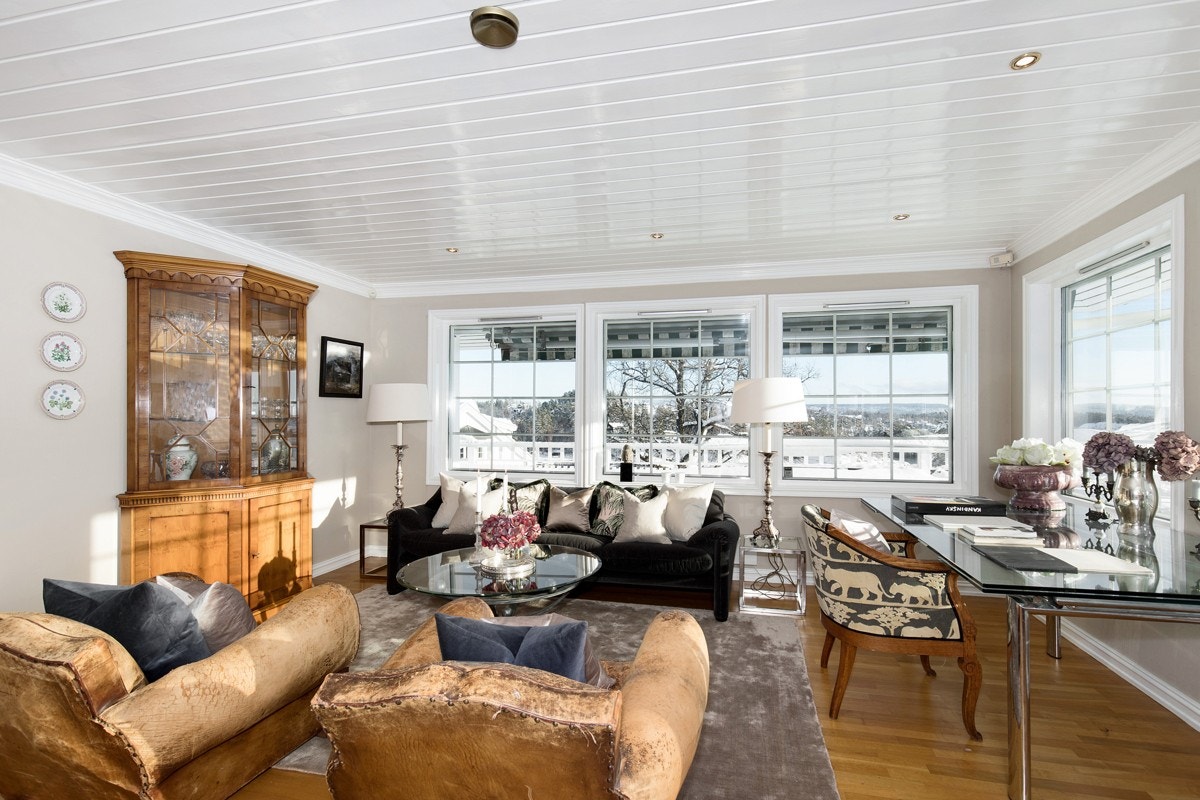 Stue med peis og utgang terrasse Galleribilde