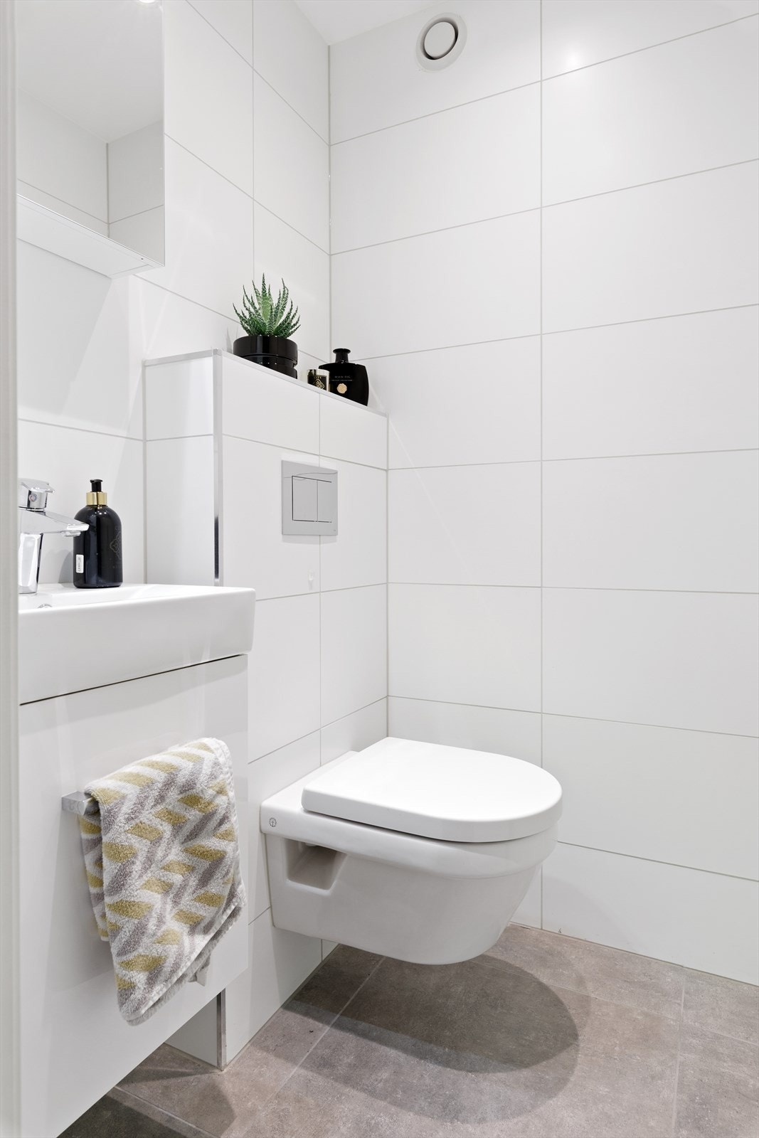 Leiligheten har et romslig baderom med wc og en separat wc fra entré Galleribilde