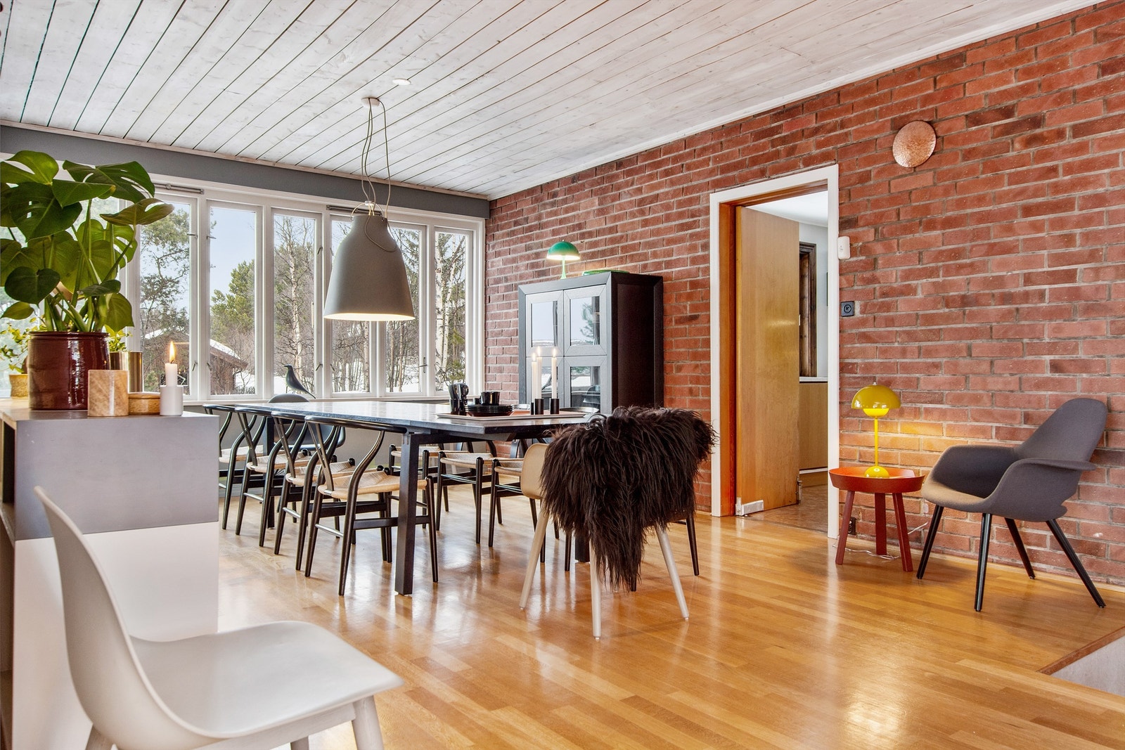 Romslig spisestue med store vindusflater. Galleribilde