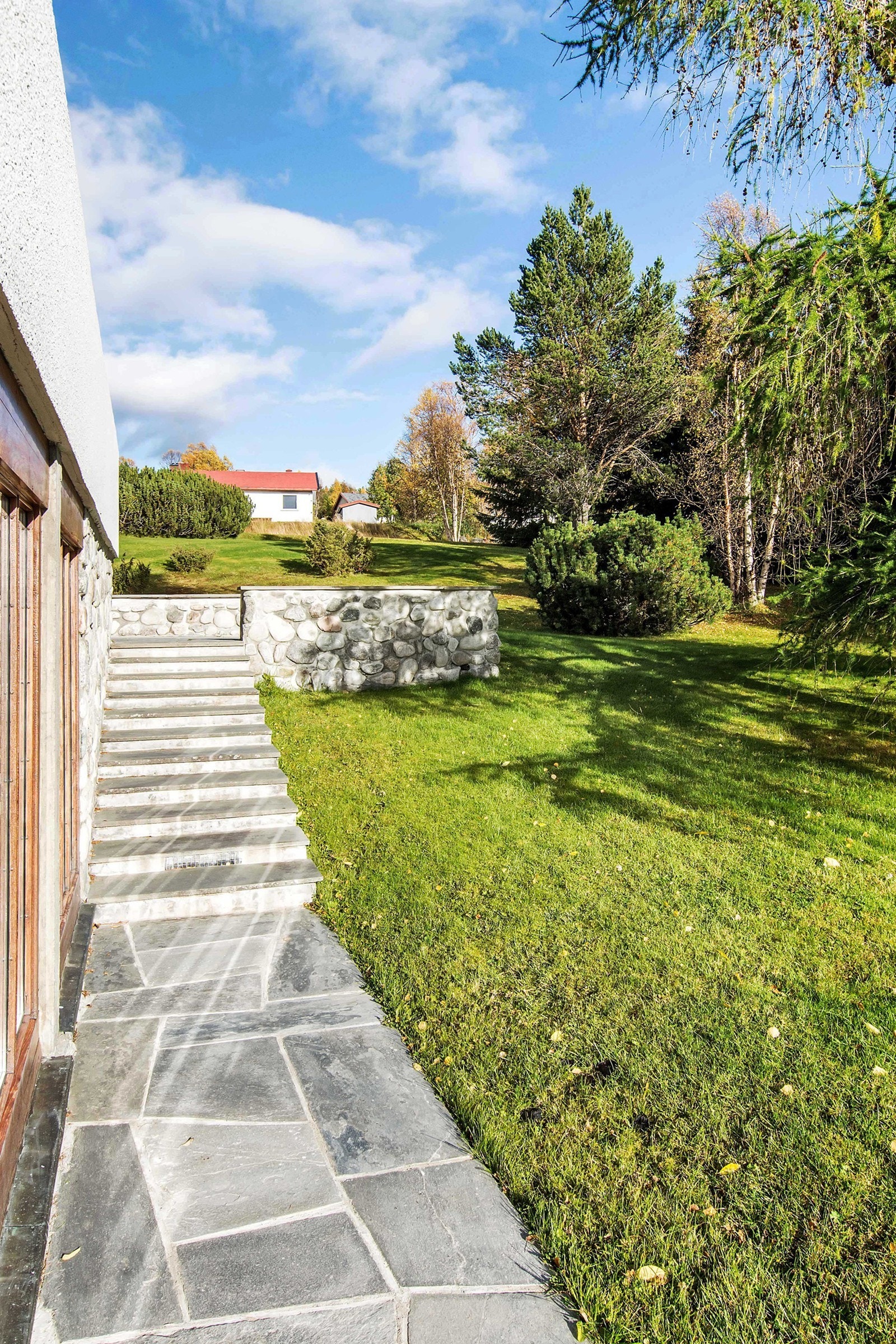 Skiferbelagt adkomst opp til terrassen. Galleribilde