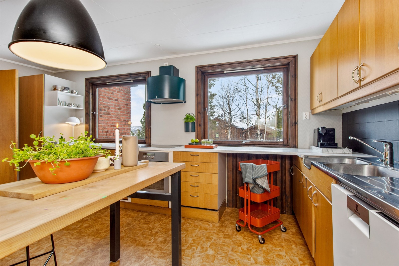 På kjøkkenet er godt med oppbevaringsplass i skuffer, over- og underskap. Galleribilde