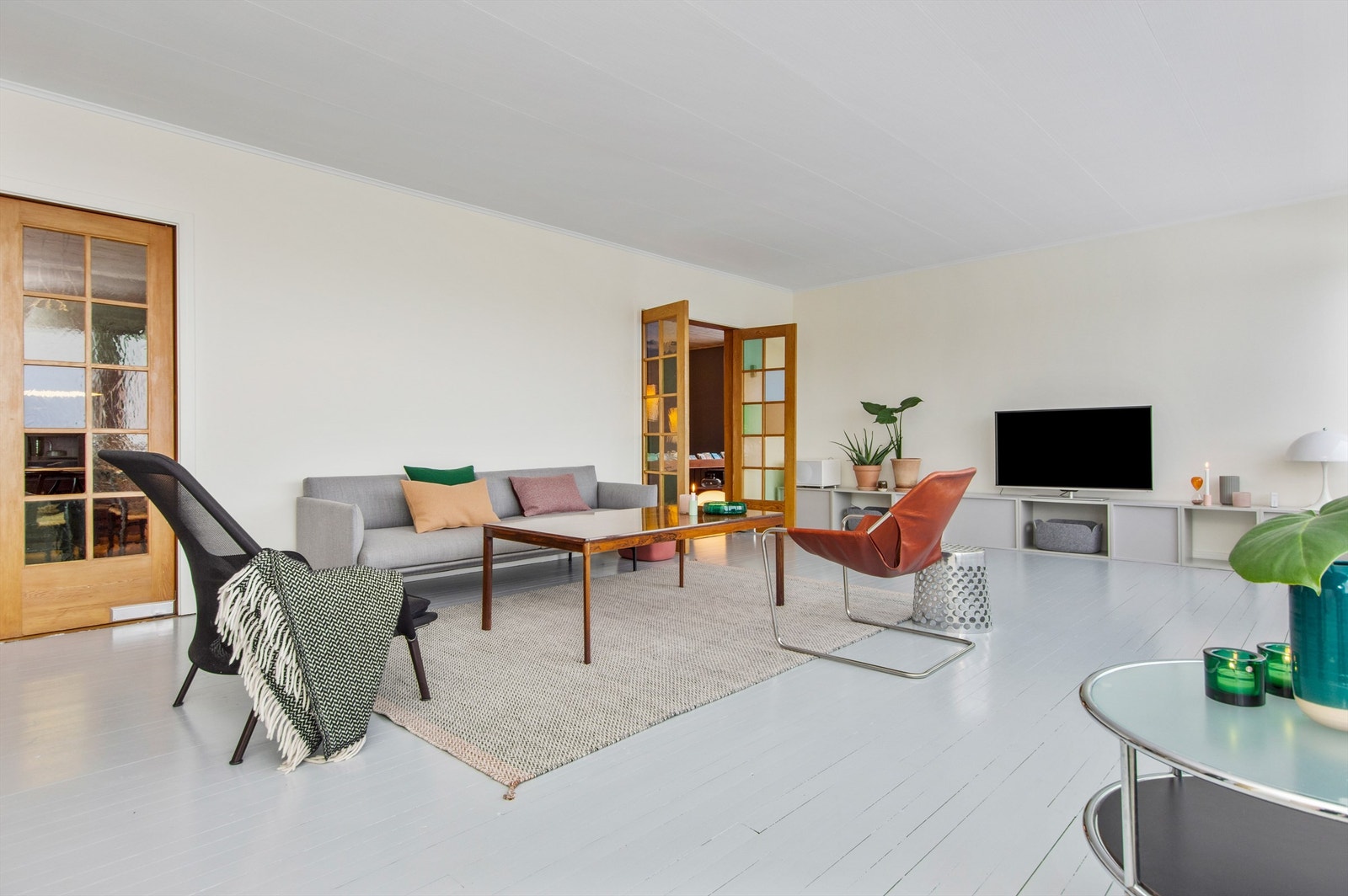 Lys og romslig stue som er enkel å møblere. Galleribilde