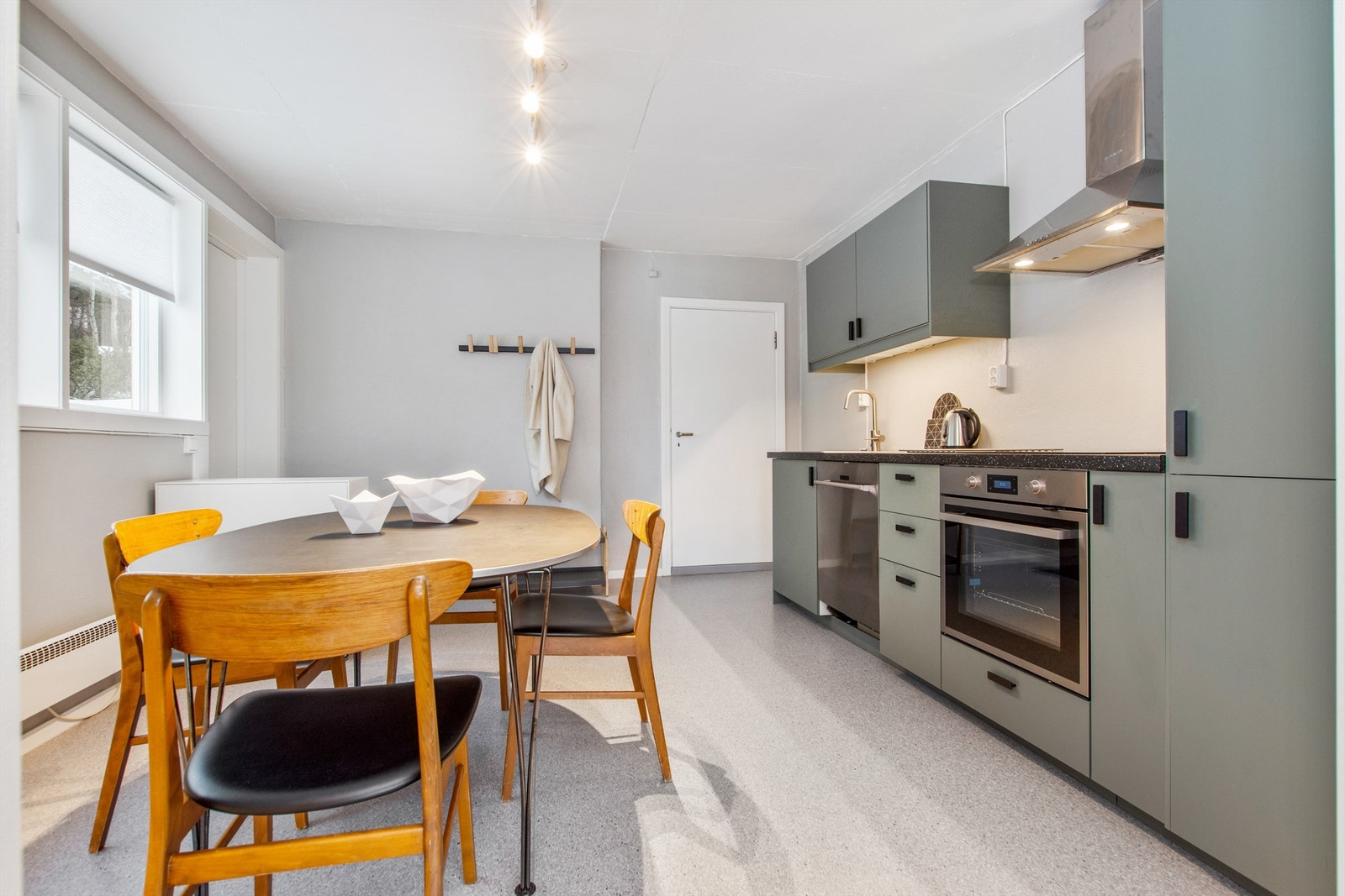 Nytt kjøkken med integrerte hvitevarer i sokkel. Galleribilde