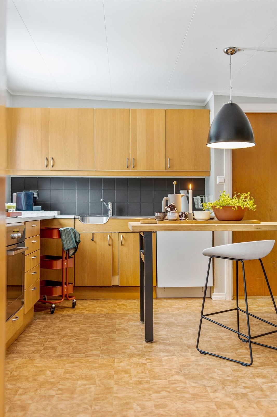 På kjøkkenet er godt med oppbevaringsplass i skuffer, over- og underskap. Galleribilde