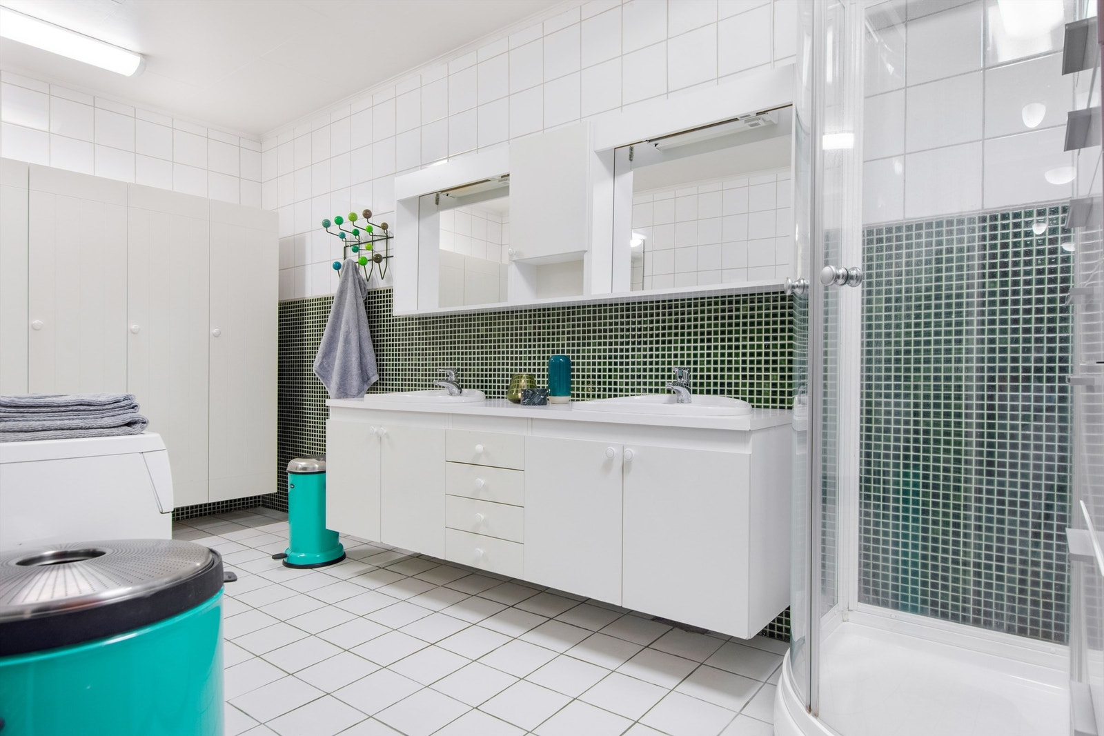 Badet er flislagt og har varme i gulv. Galleribilde