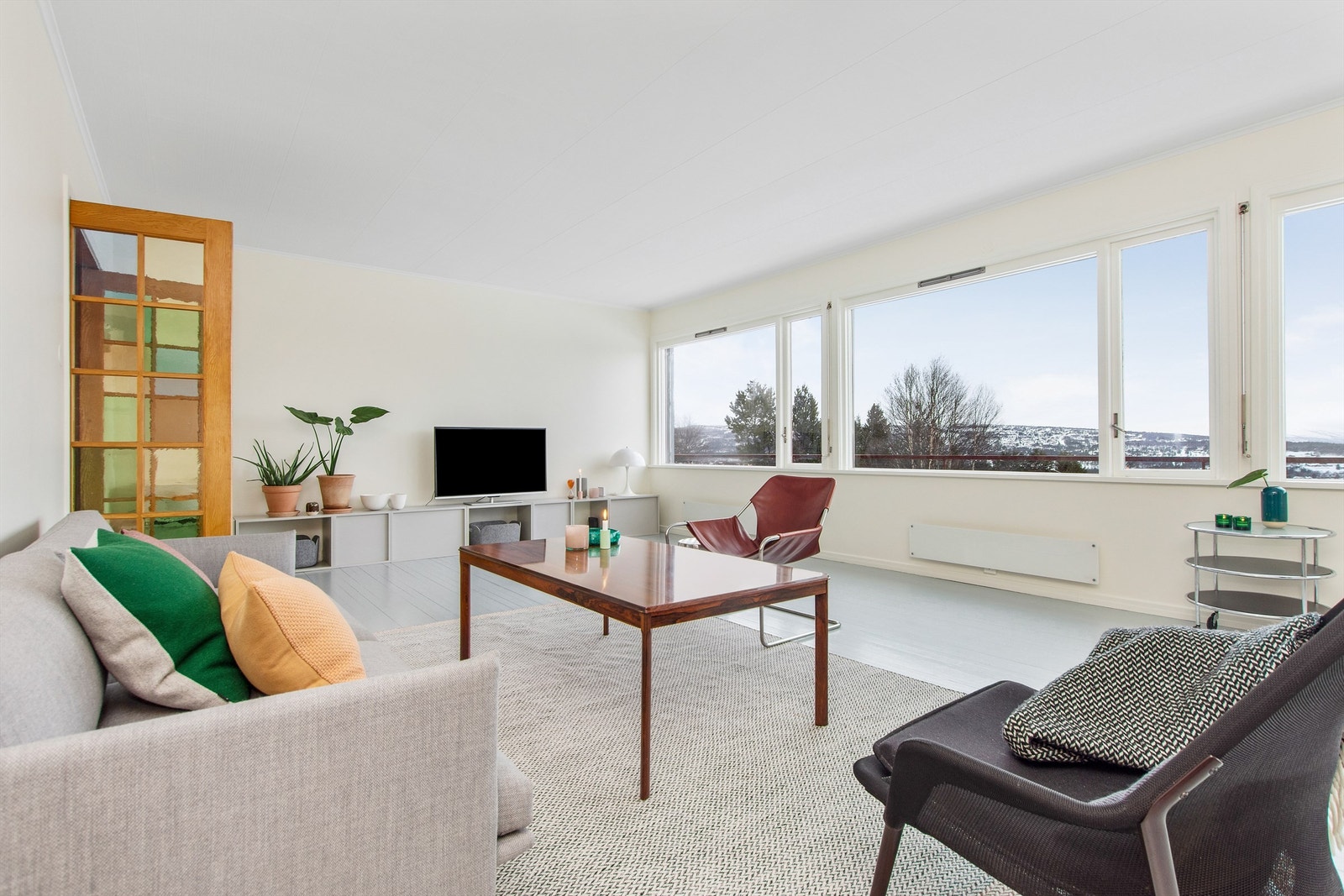 Store vindusflater gjør at lysforholdene er optimale i dette herlige rommet. Galleribilde