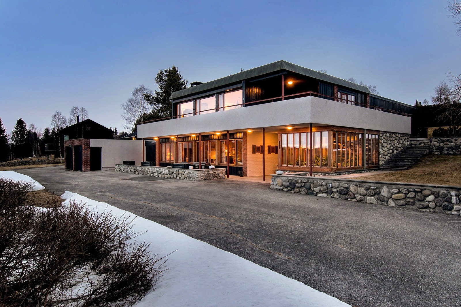 Asfaltert innkjørsel. Galleribilde