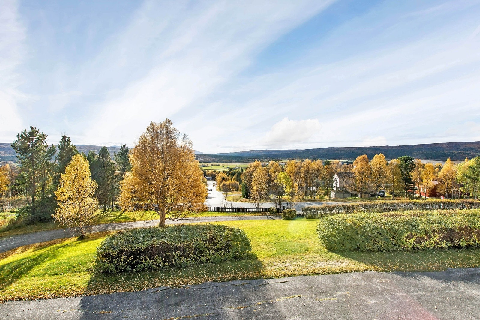 Flott opparbeidet uteområde med flott utsikt. Galleribilde